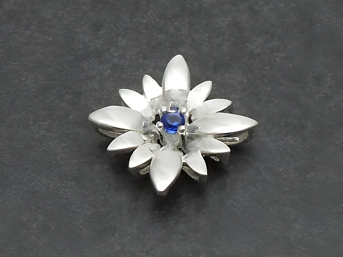 Silber Anhänger -City- 16x16mm mit Synth. Spinell in Form einer Blume, hergestellt von Juwelier Harnisch, dient als stylisches Schmuckstück und verleiht jedem Outfit einen eleganten Akzent.