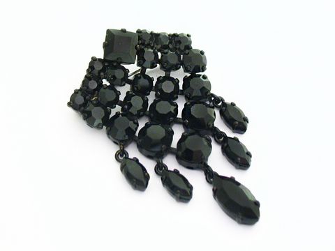 Längliche Strass Brosche in Schwarz, gefasst, dekorativ gestaltet mit verschiedenen schwarze Steinen, Hersteller Juwelier Harnisch, ideal für elegante Akzente.