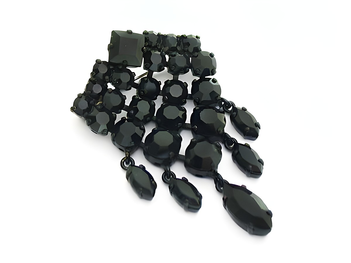 Längliche Strass Brosche in Schwarz, gefasst, dekorativ gestaltet mit verschiedenen schwarze Steinen, Hersteller Juwelier Harnisch, ideal für elegante Akzente.