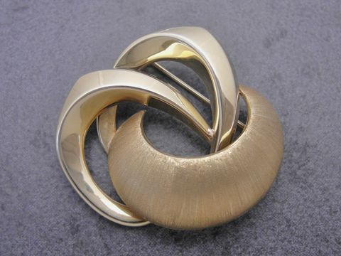 Elegante Gold Brosche aus Gold 585 als Anstecknadel, hergestellt von Juwelier Harnisch, mit geschwungenem Design und glänzender sowie mattschimmernder Oberfläche.