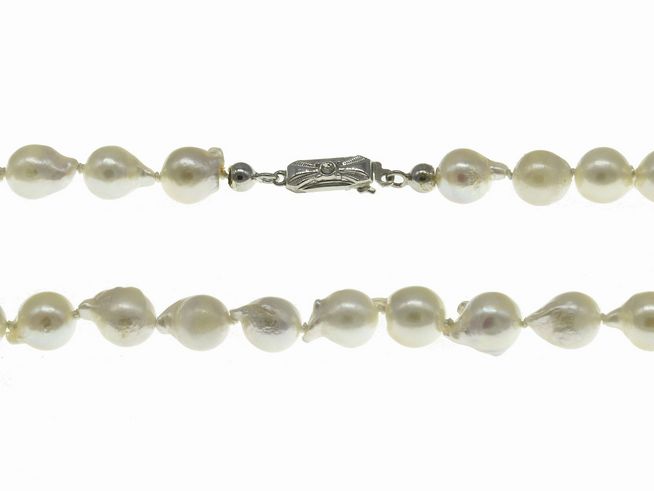 Perlenkette aus Akoya-Zuchtperlen in Barockform mit einer Größe von 7-7,5 mm, in Weiß und Creme, Länge 39 cm, mit einem Silberverschluss vom Hersteller Juwelier Harnisch, klassisches Design.