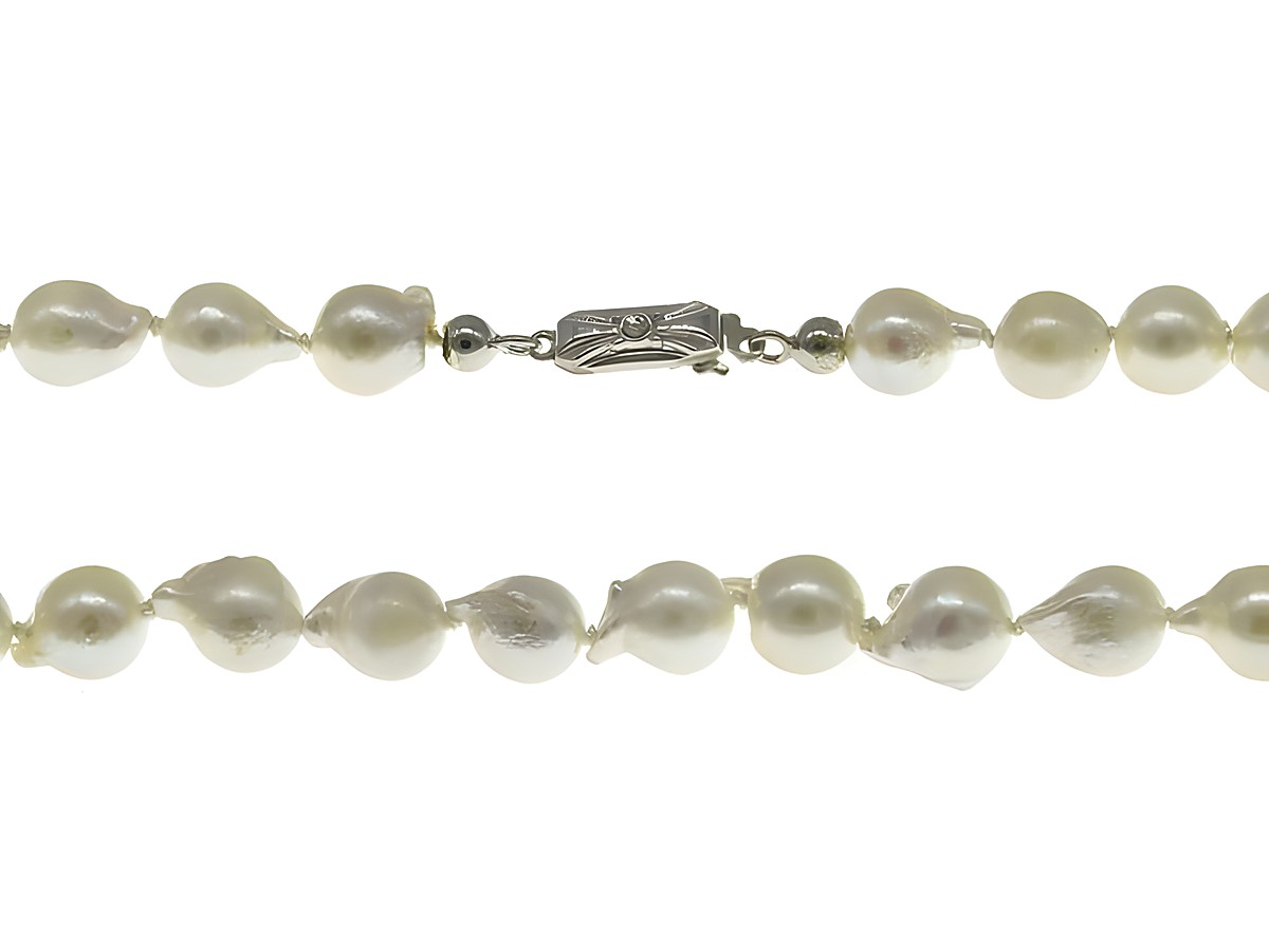 Perlenkette aus Akoya-Zuchtperlen in Barockform mit einer Größe von 7-7,5 mm, in Weiß und Creme, Länge 39 cm, mit einem Silberverschluss vom Hersteller Juwelier Harnisch, klassisches Design.