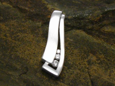 Eleganter Anhänger aus modernem 925 Sterling Silber mit Zirkonia, hergestellt von Juwelier Harnisch, besonderes Design mit geschwungener Form und drei strahlenden Steinen.