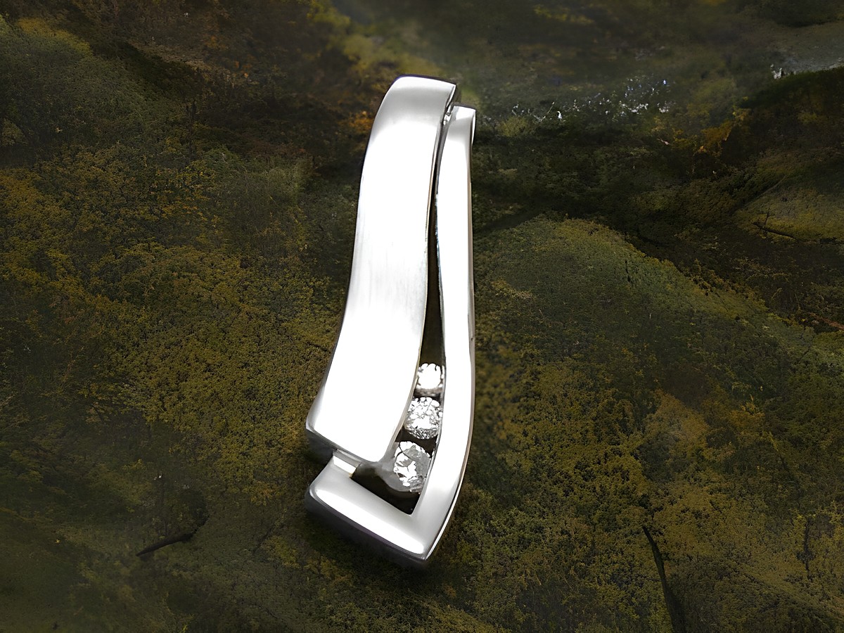Eleganter Anhänger aus modernem 925 Sterling Silber mit Zirkonia, hergestellt von Juwelier Harnisch, besonderes Design mit geschwungener Form und drei strahlenden Steinen.