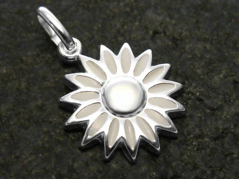 Weisse Blume emaillierter Sterling Silber Anhänger von Juwelier Harnisch für Kinder, mit einem zentralen runden Element und strahlenförmigen Blütenblättern. Schlicht und elegant.