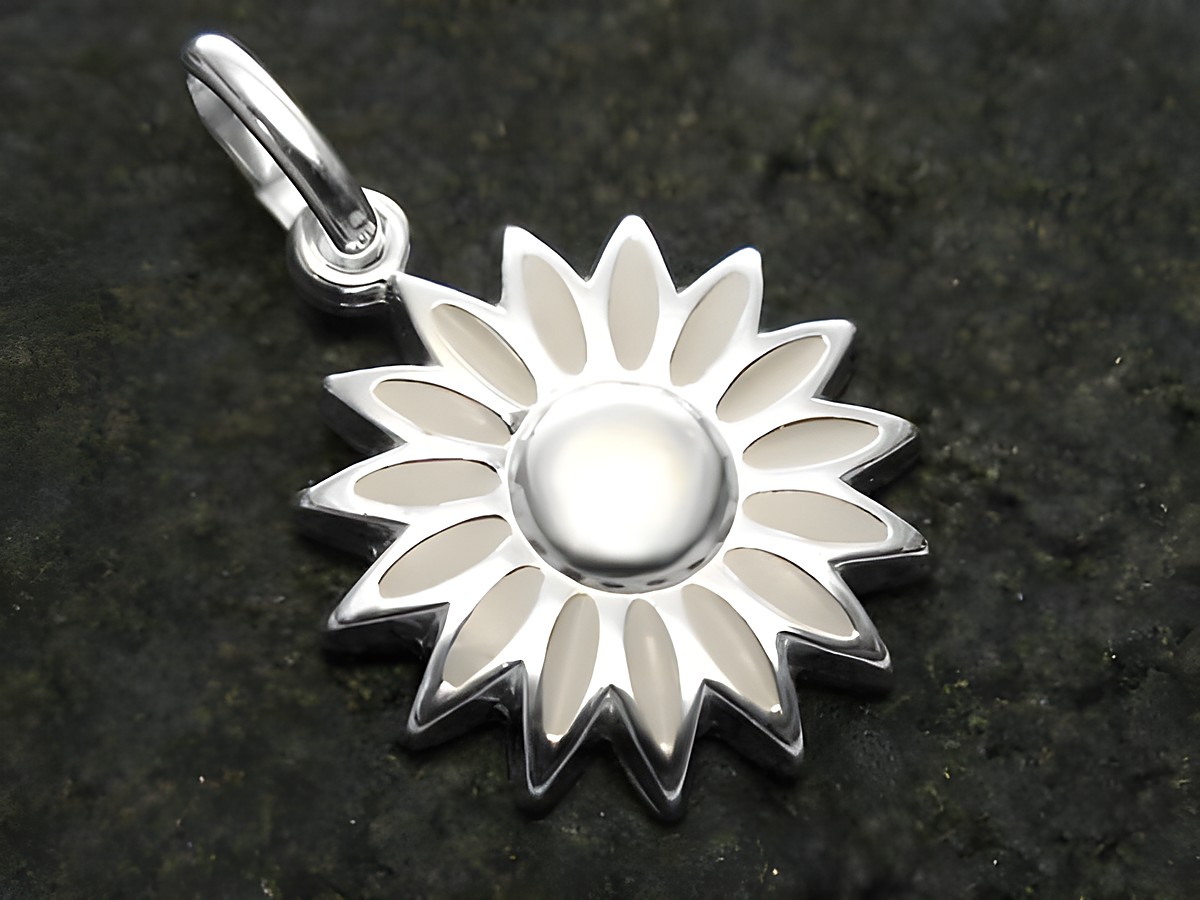 Weisse Blume emaillierter Sterling Silber Anhänger von Juwelier Harnisch für Kinder, mit einem zentralen runden Element und strahlenförmigen Blütenblättern. Schlicht und elegant.