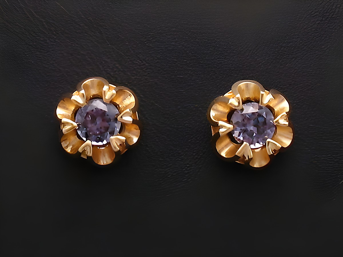 Ohrringe aus synthetischem Turmalin in Gold, Hersteller Juwelier Harnisch, mit weiteren Steinen im floralen Design, perfekt für elegante Anlässe.