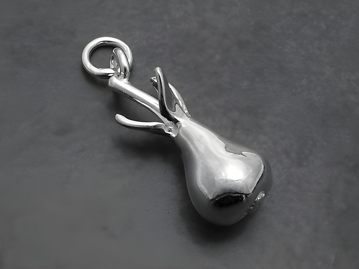 Silber Anhänger in Form einer massiven Birne, detailreiche Darstellung des Obstes, Hersteller Juwelier Harnisch, ideal für Liebhaber von Pflanzen und Fruchtmotiven.