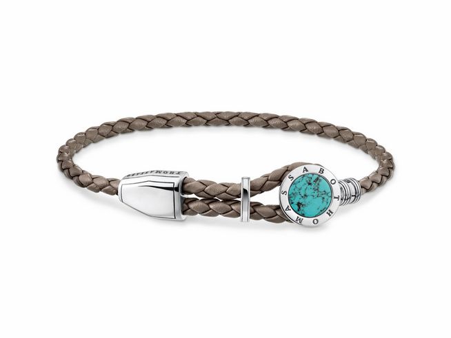 Ein geflochtenes Armband von Thomas Sabo aus Sterling Silber mit einem türkisfarbenen Stein. Das Armband ist verstellbar und hat eine Länge von 25 cm.