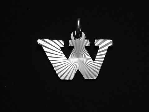 Sterling Silber Buchstaben Initialen Diamantschliff in Form des Buchstabens W, hergestellt von Juwelier Harnisch, glänzende Oberfläche mit radialem Muster.