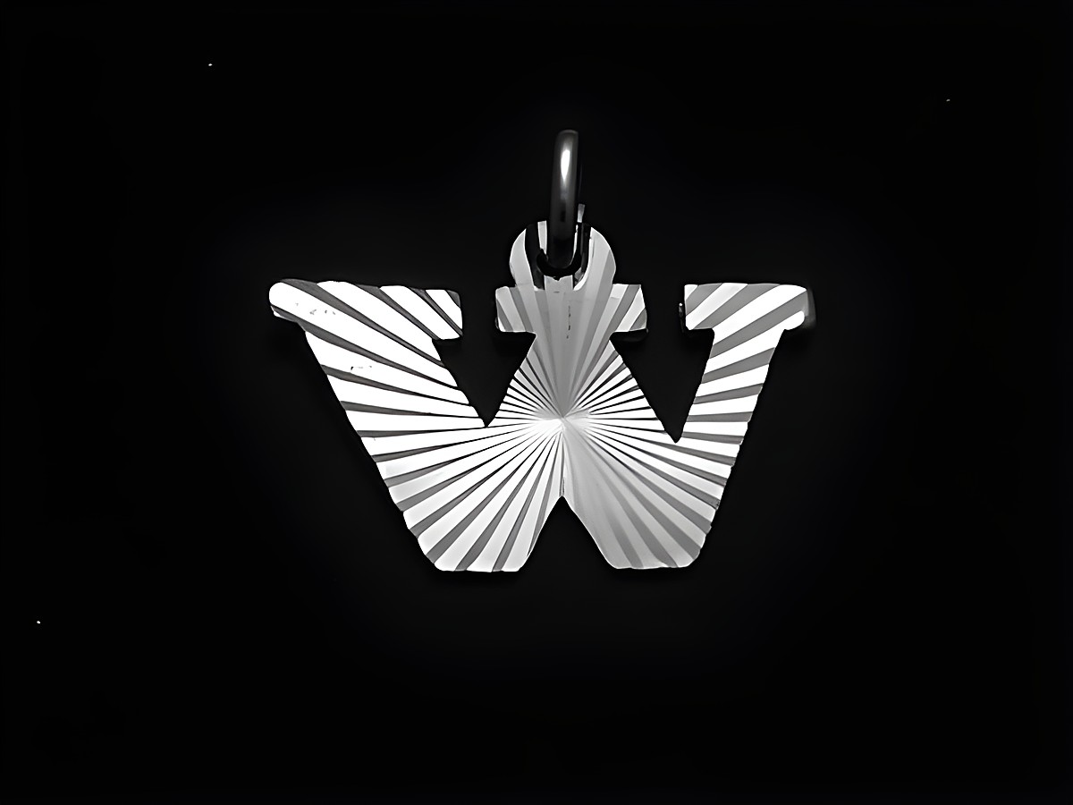 Sterling Silber Buchstaben Initialen Diamantschliff in Form des Buchstabens W, hergestellt von Juwelier Harnisch, glänzende Oberfläche mit radialem Muster.