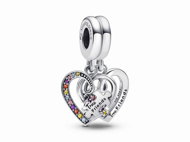Sterling Silber Anhänger von Pandora in Herzform mit bunten Steinen und der Gravur True Friends, zeigt Puzzleteile, die symbolisch für Freundschaft stehen.