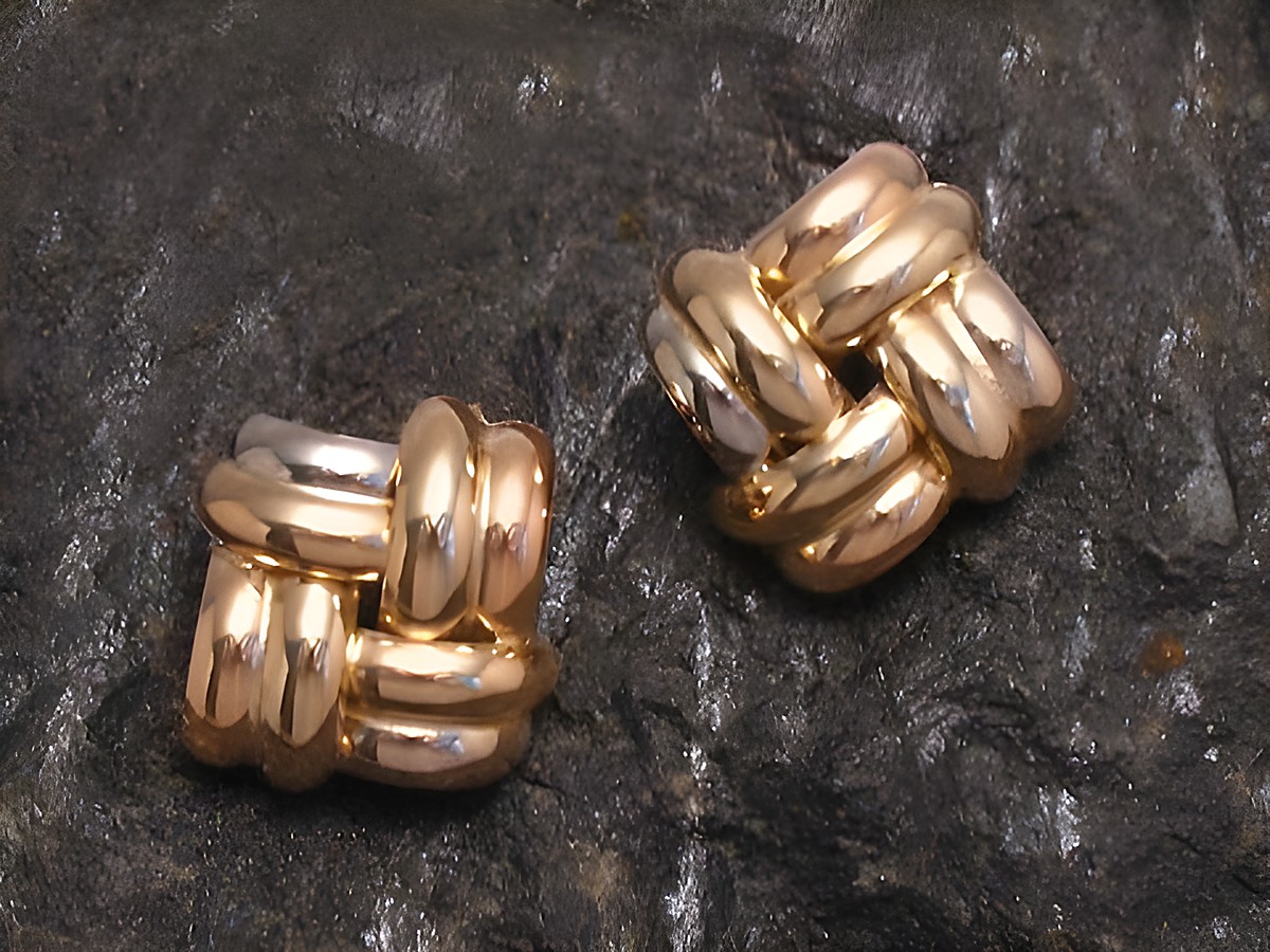 Tricolore Gold Ohrstecker 19 mm von Juwelier Harnisch, elegantes Design mit glänzenden Oberflächen in warmen Farbtönen, ideal für stilvolle Akzente und besondere Anlässe.