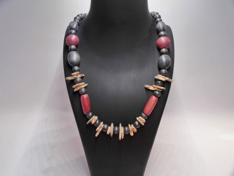 61906-0 Bunte Holzkette Multiform mit einer Länge von 60 cm und einem Durchmesser von 330 mm, hergestellt von Juwelier Harnisch, zeigt eine Kombination aus verschiedenen Holzperlen.