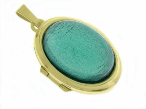 Pastell Medaillon mit Cabochon aus gold 585, hergestellt von Juwelier Harnisch, zeigt eine ovale Form mit einem transparenten, grünen Stein und einem eleganten Anhänger.