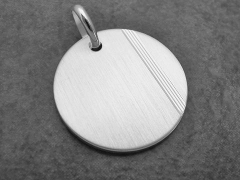 Silber Anhänger rund mit diamantierter Gravurplatte und mattierter Oberfläche, Hersteller Juwelier Harnisch, schlicht und elegant. Ideal für persönliche Gravuren.