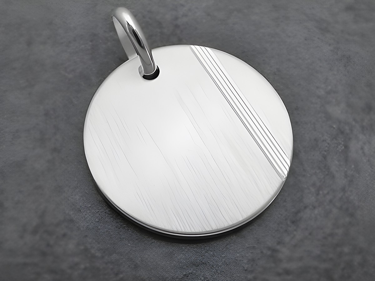 Silber Anhänger rund mit diamantierter Gravurplatte und mattierter Oberfläche, Hersteller Juwelier Harnisch, schlicht und elegant. Ideal für persönliche Gravuren.