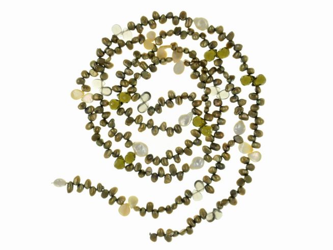 Perlenkette aus Süßwasser-Zuchtperlen und Quarz in Grün mit einer Länge von 138 cm, extra lang, Hersteller Juwelier Harnisch, kombiniert Perlmutt und geschliffene Steine.