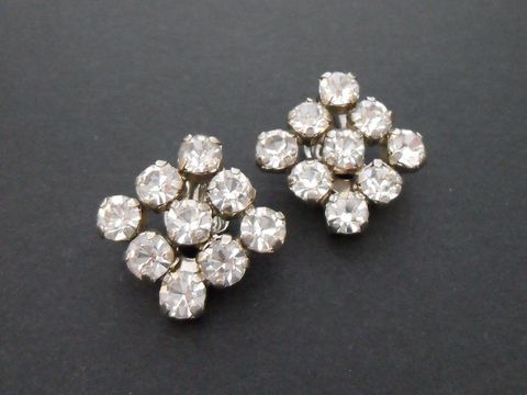 Weiß edel silberfarbene Strass Ohrclips von Juwelier Harnisch mit glitzernden Strasssteinen, die in einem eleganten Design angeordnet sind und einen funkelnden Blickfang bieten.