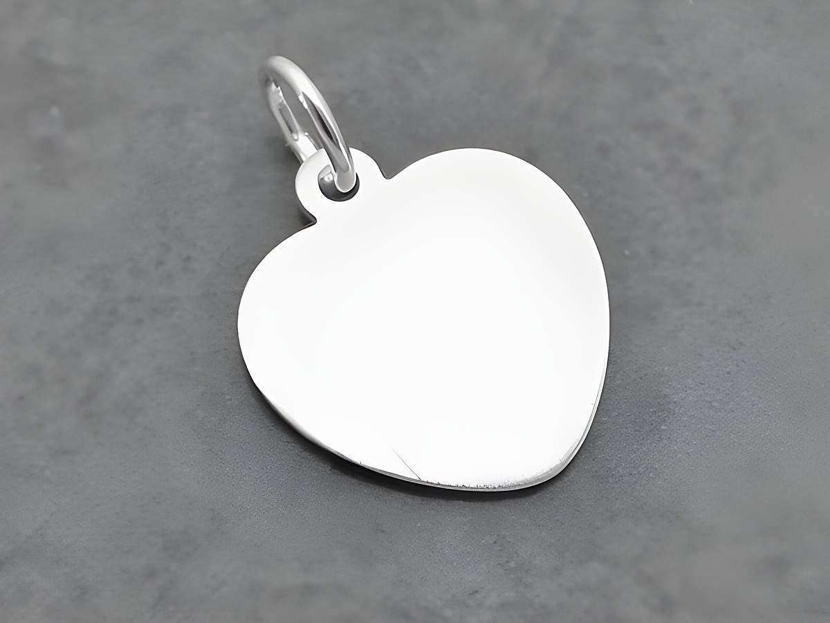 Silber Anhänger in Herzform mit einer mattierten Gravurplatte, schlichtes Design, Hersteller Juwelier Harnisch. Ideal für persönliche Gravuren.