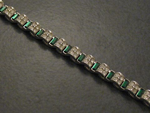 Strass Armband in dunkelgrün und silberfarben mit einer Länge von 17,5 cm, charmant designed von Juwelier Harnisch, ideal für stilvolle Anlässe und besondere Gelegenheiten.