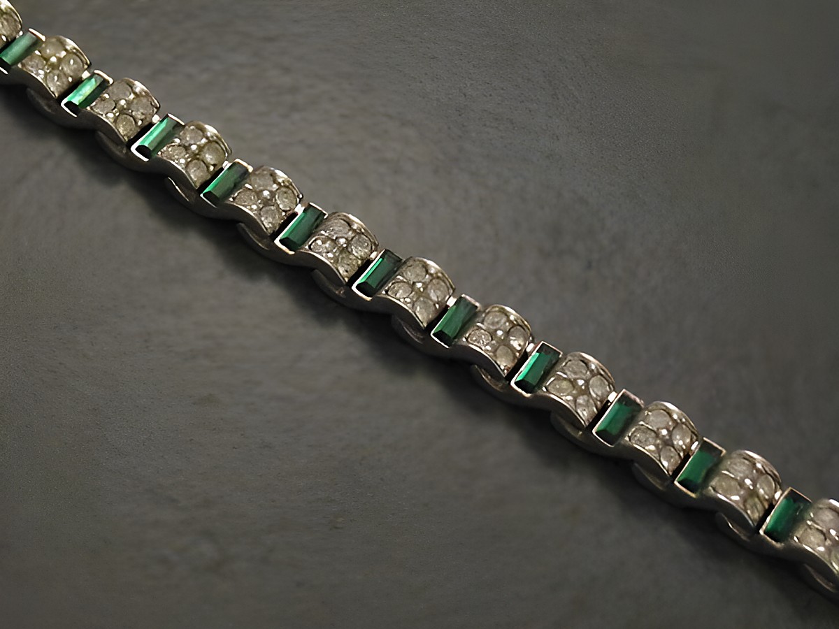 Strass Armband in dunkelgrün und silberfarben mit einer Länge von 17,5 cm, charmant designed von Juwelier Harnisch, ideal für stilvolle Anlässe und besondere Gelegenheiten.