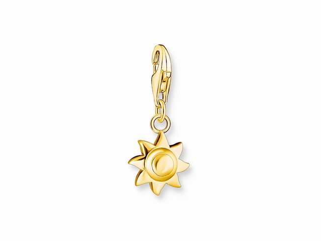Charm-Anhänger von Thomas Sabo in Form einer Sonne aus Silber mit vergoldeten Akzenten, kunstvoll gestaltet und ideal zum Anhängen an Schmuckstücken, Herstellerbezeichnung 2024-413-39.