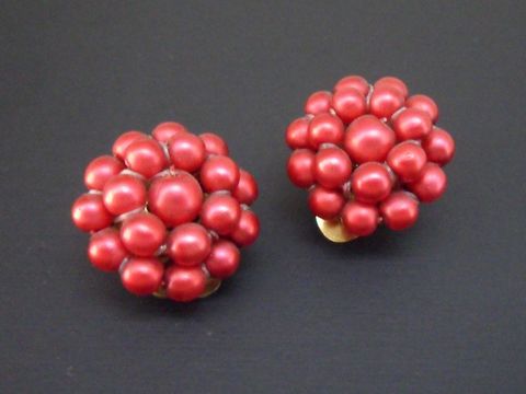 Ohrclip in rot mit Perlentraum-Design, goldfarben, hergestellt von Juwelier Harnisch, ausgestattet mit seidenmatten synthetischen Zuchtperlen. Ideal für besondere Anlässe.