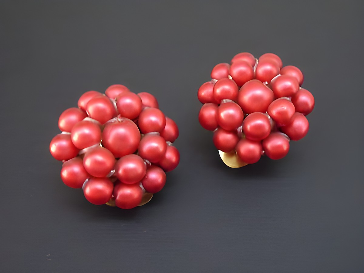 Ohrclip in rot mit Perlentraum-Design, goldfarben, hergestellt von Juwelier Harnisch, ausgestattet mit seidenmatten synthetischen Zuchtperlen. Ideal für besondere Anlässe.