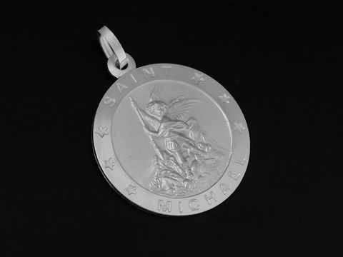 Silber Anhänger mit dem Motiv des Schutzpatrons Saint Michael in rundem Design, gefertigt aus 925 Sterling Silber und rhodiniert, hergestellt von Juwelier Harnisch.