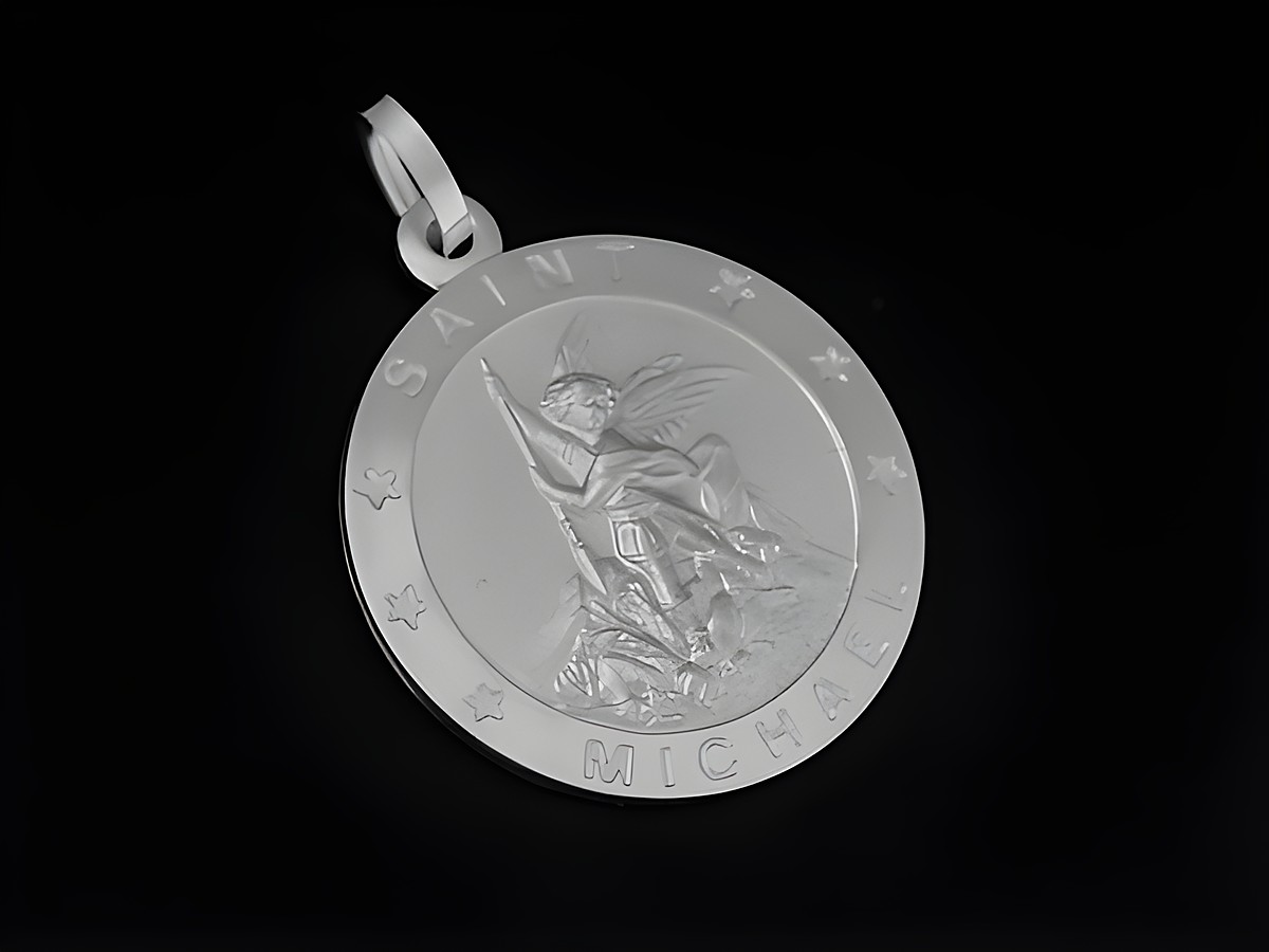 Silber Anhänger mit dem Motiv des Schutzpatrons Saint Michael in rundem Design, gefertigt aus 925 Sterling Silber und rhodiniert, hergestellt von Juwelier Harnisch.