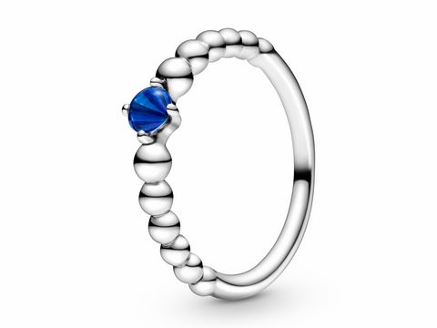Silberner Metallperlenring von Pandora mit blauen Kristallen, Größe 48, elegant und schlicht designt, ideal für jeden Anlass und mit einem besonderen Glanz ausgestattet.