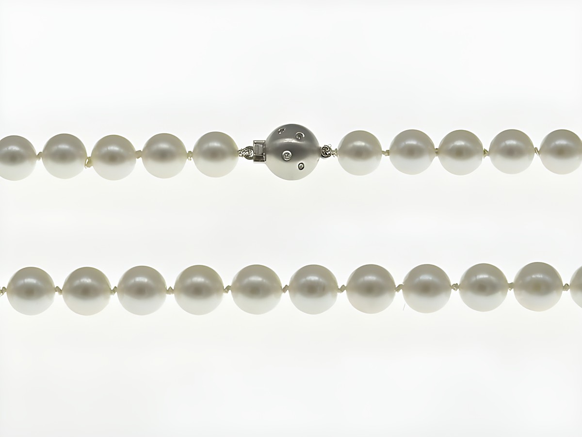 Perlenkette aus Akoya-Zuchtperlen 8-8,5 mm in Weiß mit einem klassisch eleganten Design, Länge 46 cm, Hersteller Juwelier Harnisch, perfekt für besondere Anlässe.
