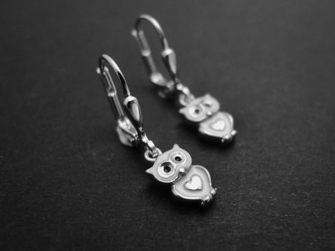 Ohrringe in Form von Eulen aus rhodiniertem Sterling Silber, weiß-schwarz lackiert, tierisch süß, geeignet für Kinder, Hersteller Juwelier Harnisch.