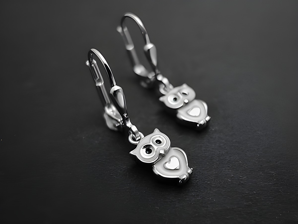 Ohrringe in Form von Eulen aus rhodiniertem Sterling Silber, weiß-schwarz lackiert, tierisch süß, geeignet für Kinder, Hersteller Juwelier Harnisch.
