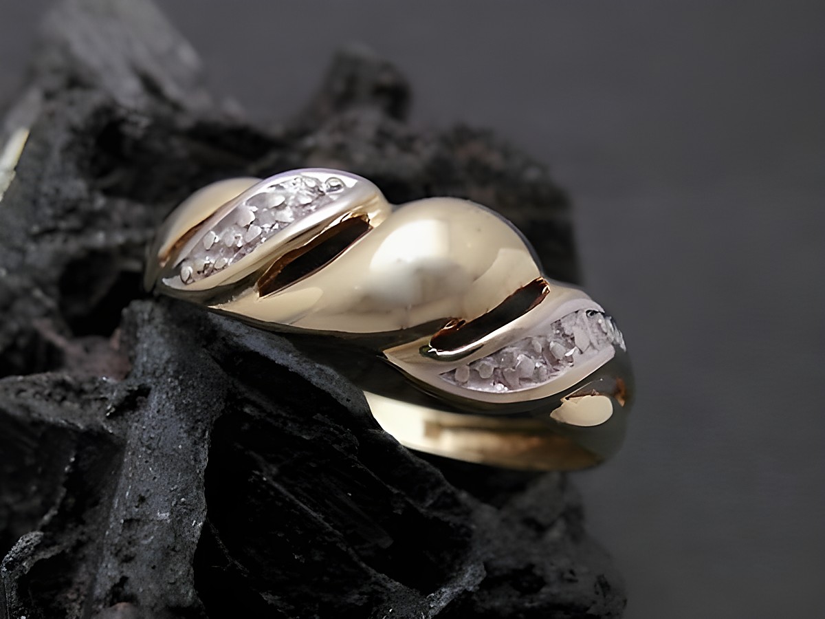 Gold Ring attraktiv Gold 585 bicolor mit Diamant Goldring Gr. 55 Hersteller Juwelier Harnisch bis Gr. 56/18 auf schwarzem Hintergrund.