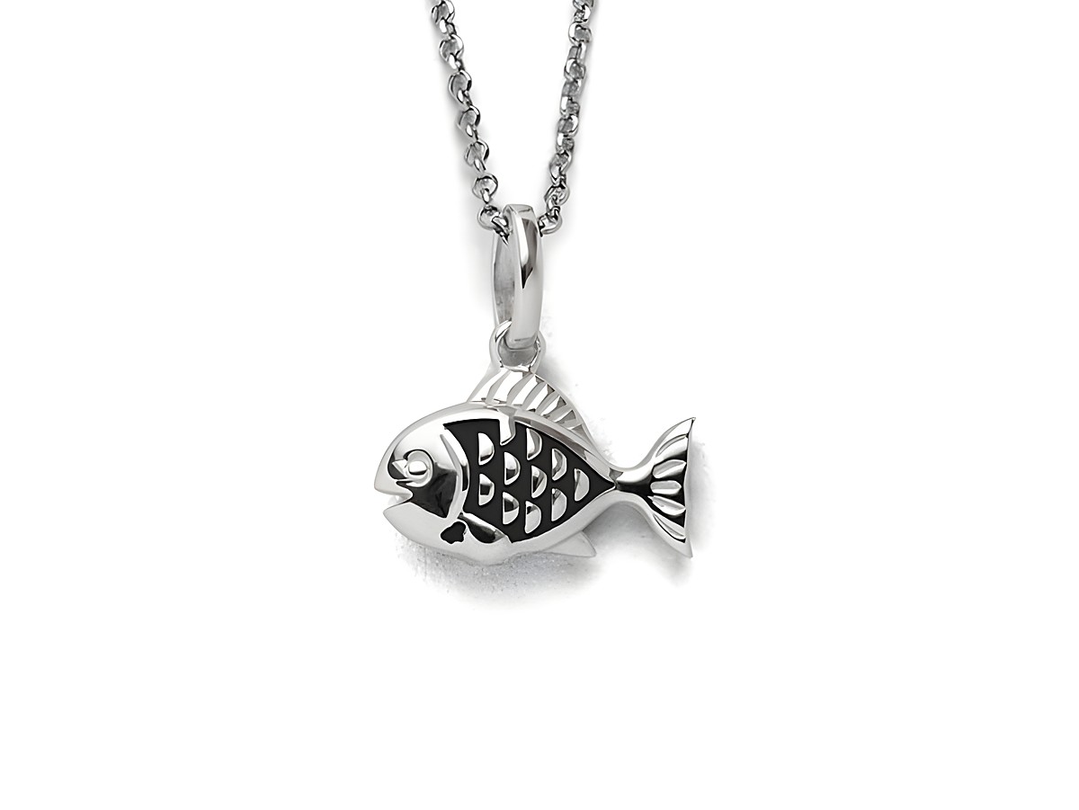 Die Abbildung zeigt eine elegante Sterling Silber Kette von DUR mit einem Fischanhänger. Der Anhänger ist detailliert gestaltet und hebt sich durch seine schwarze und silberne Farbgebung hervor.