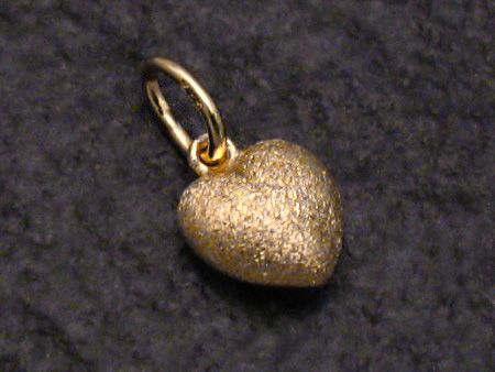 Herz aus matt 585 Gold als Anhänger, geeignet für Kinderschmuck, hergestellt von Juwelier Harnisch, plastische Form. Ideal als Geschenk für besondere Anlässe.