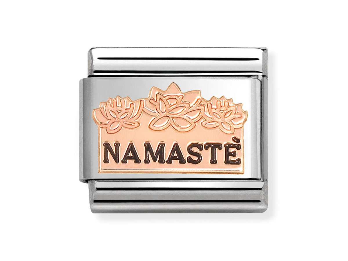 Ein elegantes Schmuckelement von Nomination in Roségold und Emaille zeigt den Schriftzug Namasté sowie stilisierte Lotusblumen, ideal für individuelle Armbänder.