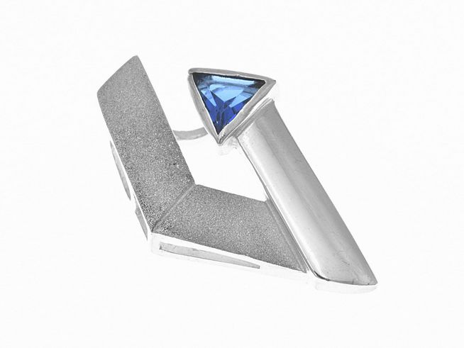 Modischer Anhänger aus teilmattiertem Sterling Silber mit funkelndem Zirkonia in blauer Optik, gefertigt von Juwelier Harnisch. Ideal für stilvolle Akzente.