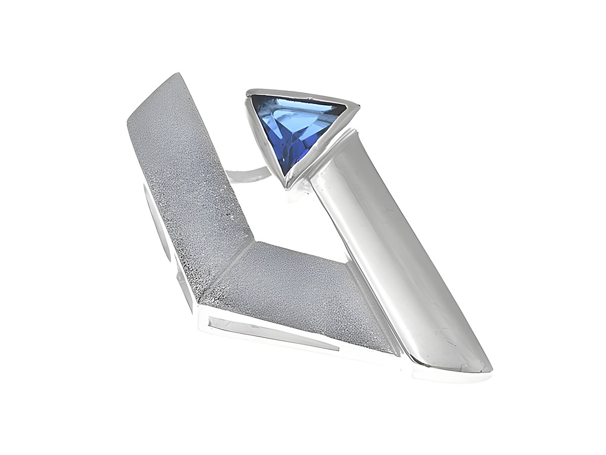 Modischer Anhänger aus teilmattiertem Sterling Silber mit funkelndem Zirkonia in blauer Optik, gefertigt von Juwelier Harnisch. Ideal für stilvolle Akzente.