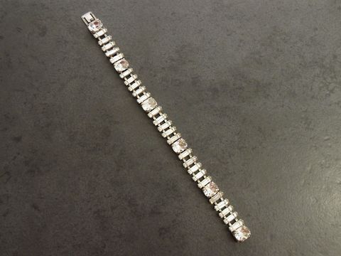 Strass Armband galant in weiß, 18 cm, silberfarben, Hersteller Juwelier Harnisch, elegantes Design mit funkelnden Strasssteinen, ideal für besondere Anlässe.