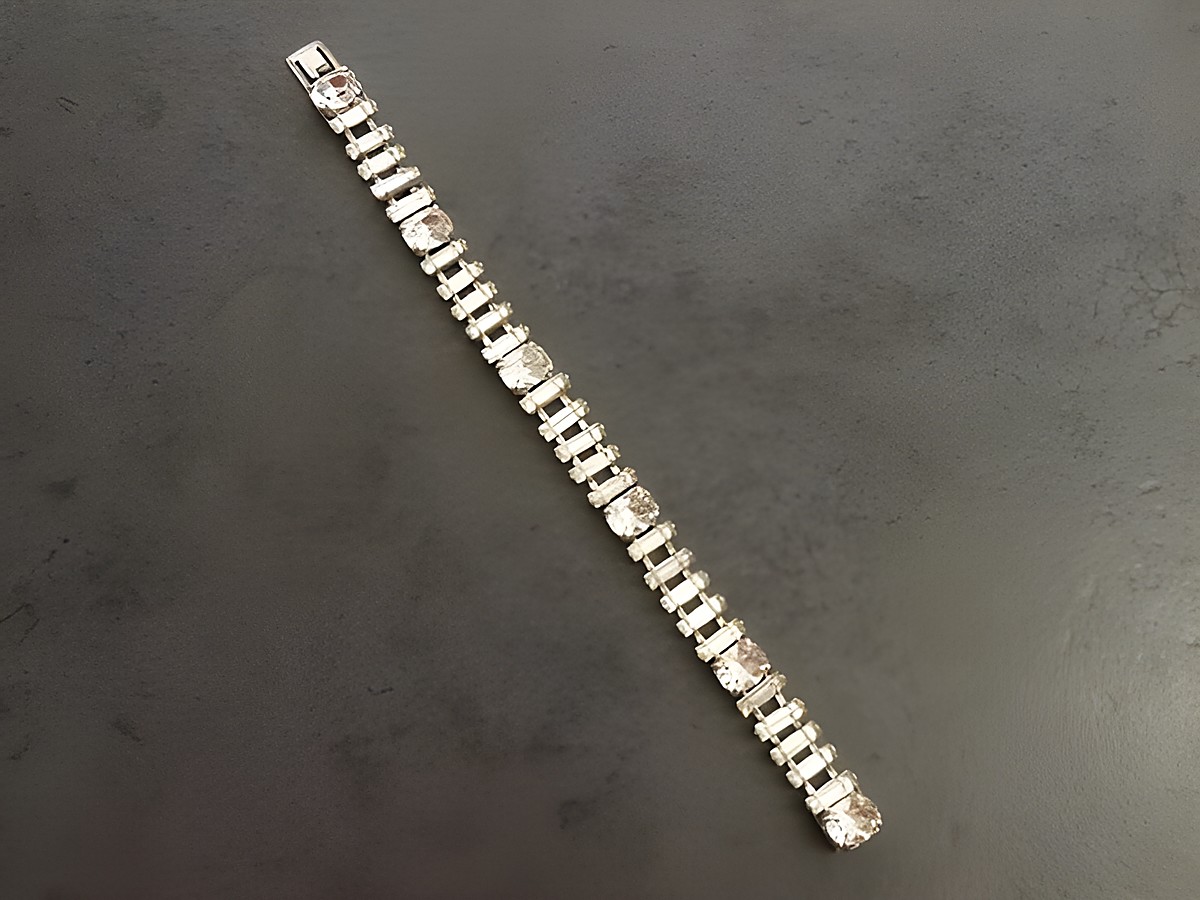 Strass Armband galant in weiß, 18 cm, silberfarben, Hersteller Juwelier Harnisch, elegantes Design mit funkelnden Strasssteinen, ideal für besondere Anlässe. – Ansicht 2