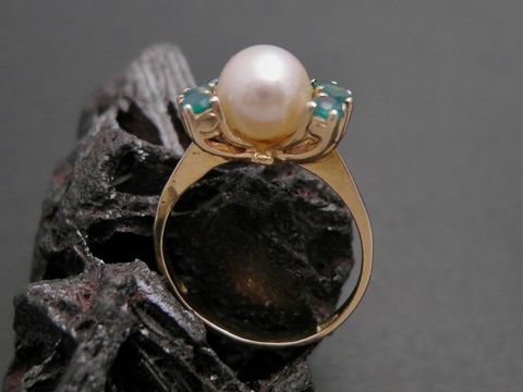 Gold Perlen Ring edel Größe 52 mit 6,9 mm Zuchtperle und synthetischen Smaragden, Gold 333, Hersteller Juwelier Harnisch. Optimal für stilbewusste Damen.