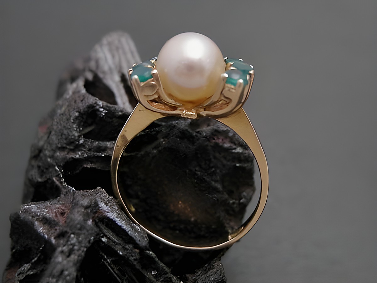 Gold Perlen Ring edel Größe 52 mit 6,9 mm Zuchtperle und synthetischen Smaragden, Gold 333, Hersteller Juwelier Harnisch. Optimal für stilbewusste Damen. – Ansicht 2