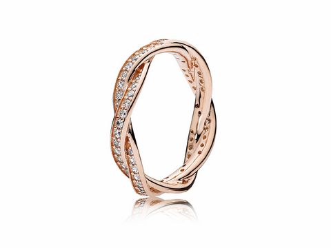 Verbundener Treue-Ring von PANDORA in PANDORA Rose, Größe 58. Der Ring ist elegant gestaltet mit funkelnden Zirkonia-Steinen und einem modernen, geflochtenen Design.