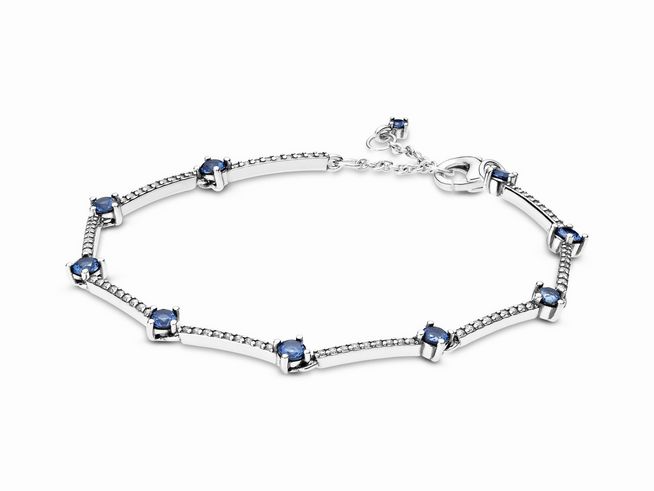 Pandora Timeless Armband in Silber mit blauen Zirkonia und funkelndem Pavé-Design, glänzend und elegant, verleiht jedem Outfit das gewisse Etwas. Ideal für besondere Anlässe.
