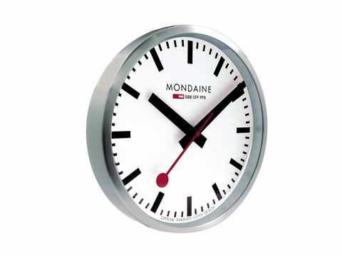 Mondaine SBB Wanduhr in Aluminium mit einem Durchmesser von 40 cm. Die Uhr hat ein weißes Ziffernblatt, schwarze Ziffern und einen roten Sekundenzeiger, ideal für moderne Wohnräume.