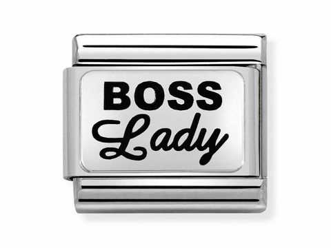 Eine silberne Charm von Nomination mit der Aufschrift BOSS Lady in schwarzer Schrift auf einer glänzenden Oberfläche, ideal für individuelle Armbänder.