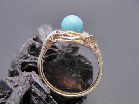 Goldring designorientiert Größe 54,5 mit türkisem Stein aus Gold 585 von Juwelier Harnisch bis Größe 56/18 auf einem dunklen Untergrund.
